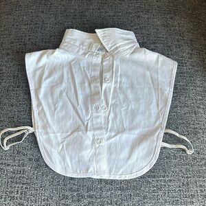 Detachable white collar (women’s)